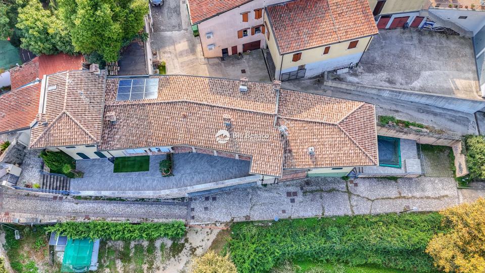 Manerba Del Garda, trilocale con loggia 