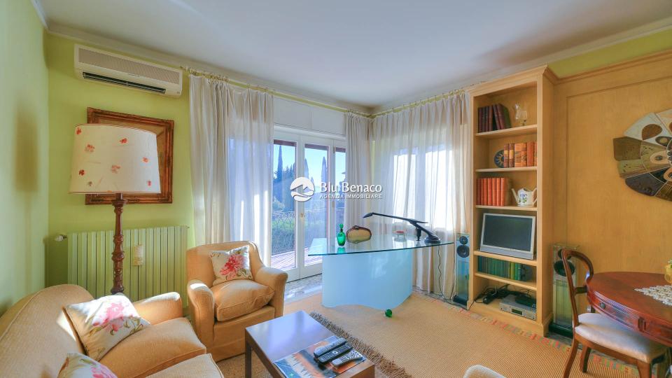 Elegant three-room apartment for sale in Maderno