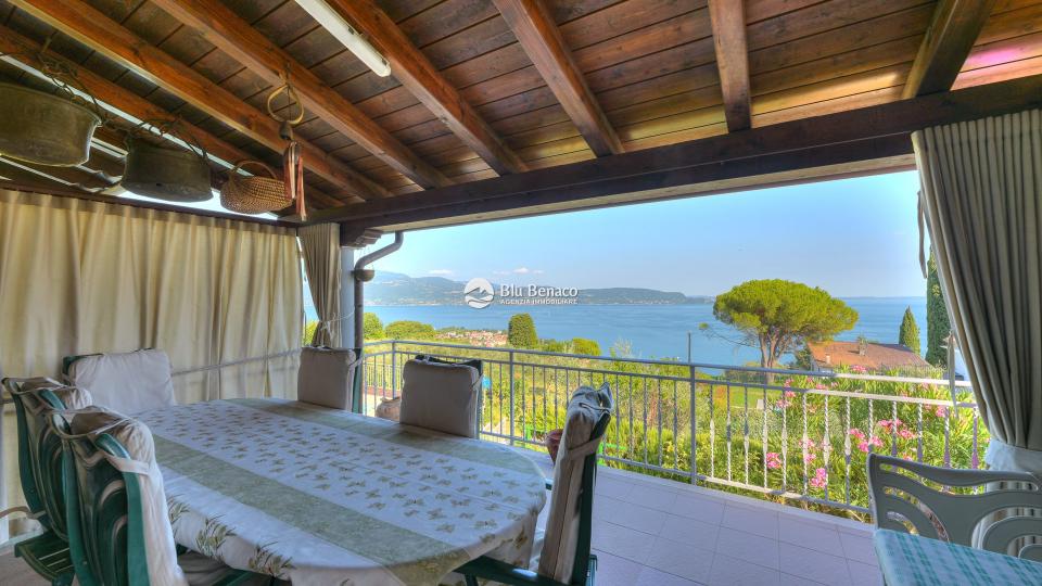Freistehende Villa mit Pool und Atemberaubendem Seeblick