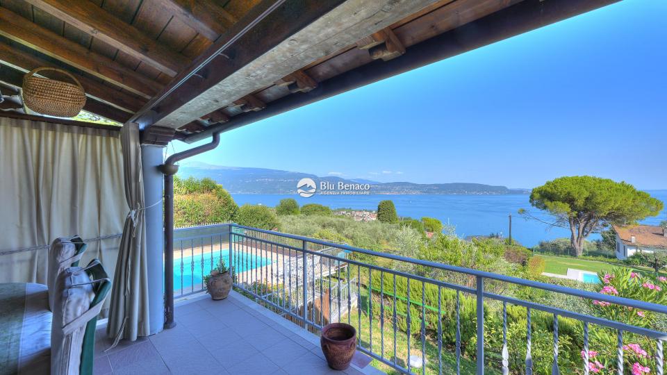 Freistehende Villa mit Pool und Atemberaubendem Seeblick
