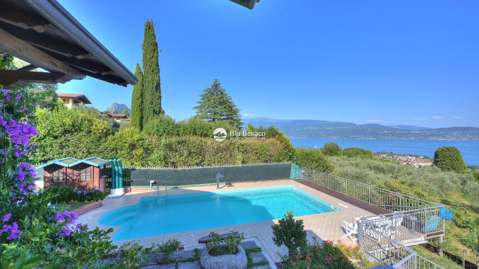 Freistehende Villa mit Pool und Atemberaubendem Seeblick