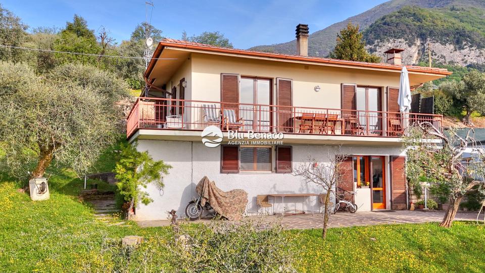 Detached villa with panoramic view in Montemaderno