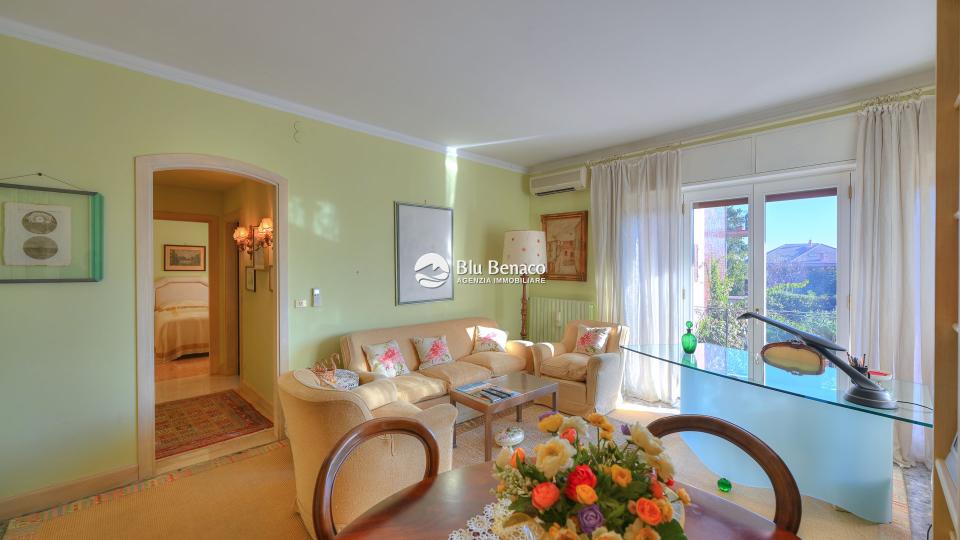 Elegant three-room apartment for sale in Maderno