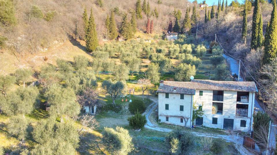 Farmhouse for sale in the hills of Toscolano Maderno