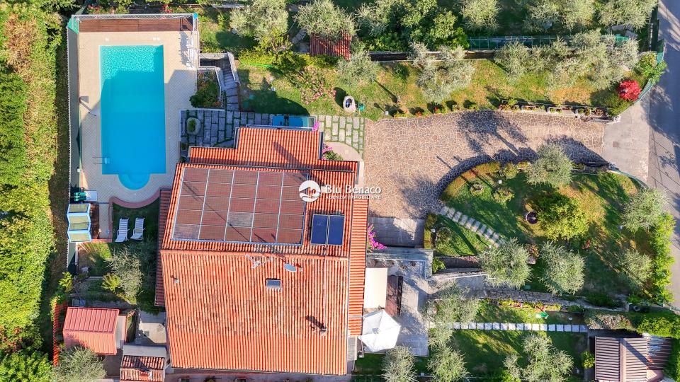 Freistehende Villa mit Pool und Atemberaubendem Seeblick