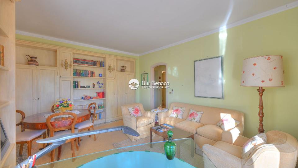 Elegant three-room apartment for sale in Maderno