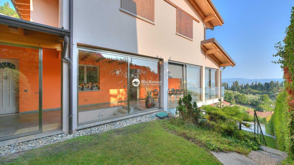 Villa with wonderful lake view in Gaino