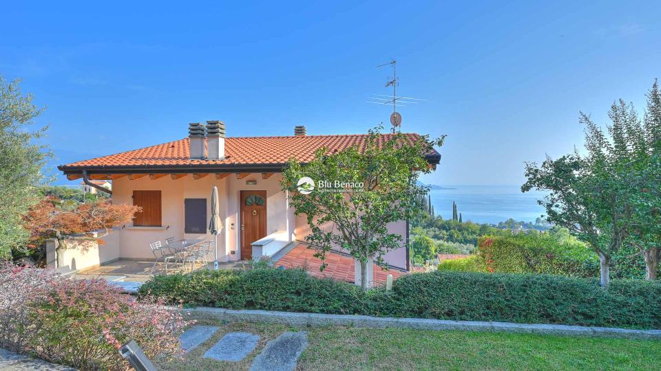 Villa with wonderful lake view in Gaino