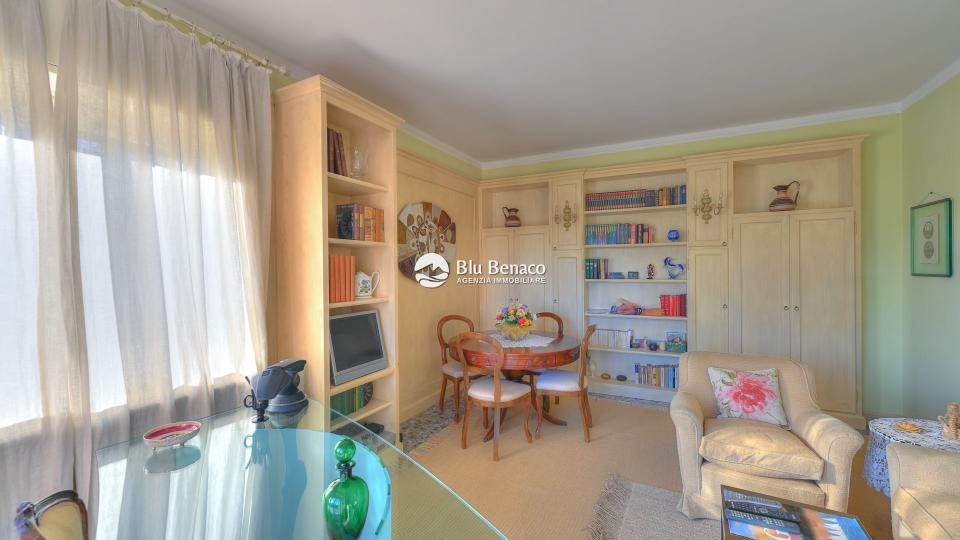 Elegant three-room apartment for sale in Maderno