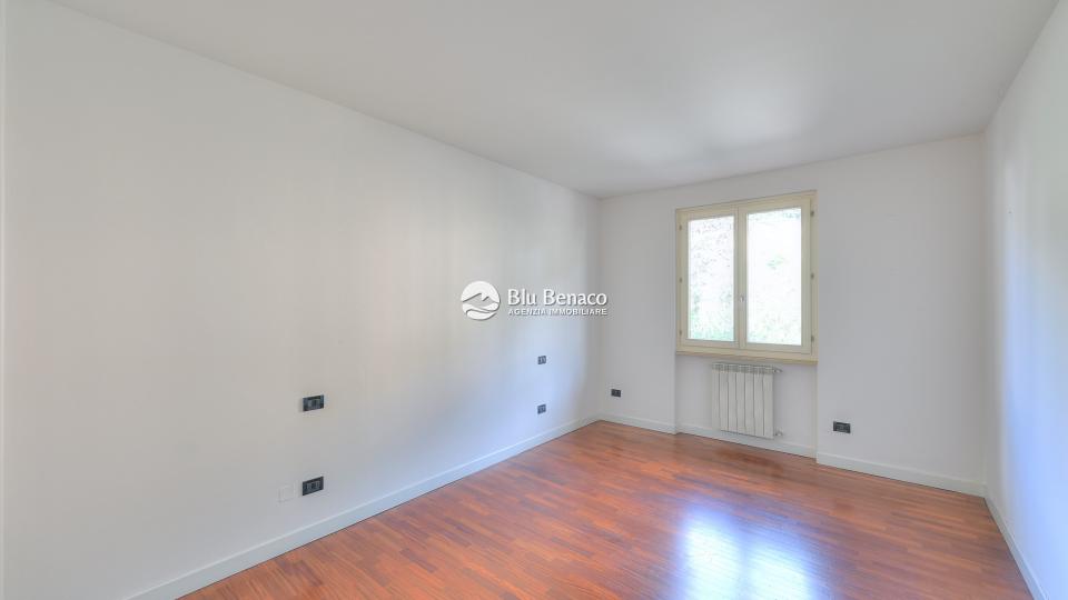 Elegant four-room apartment for sale in Toscolano