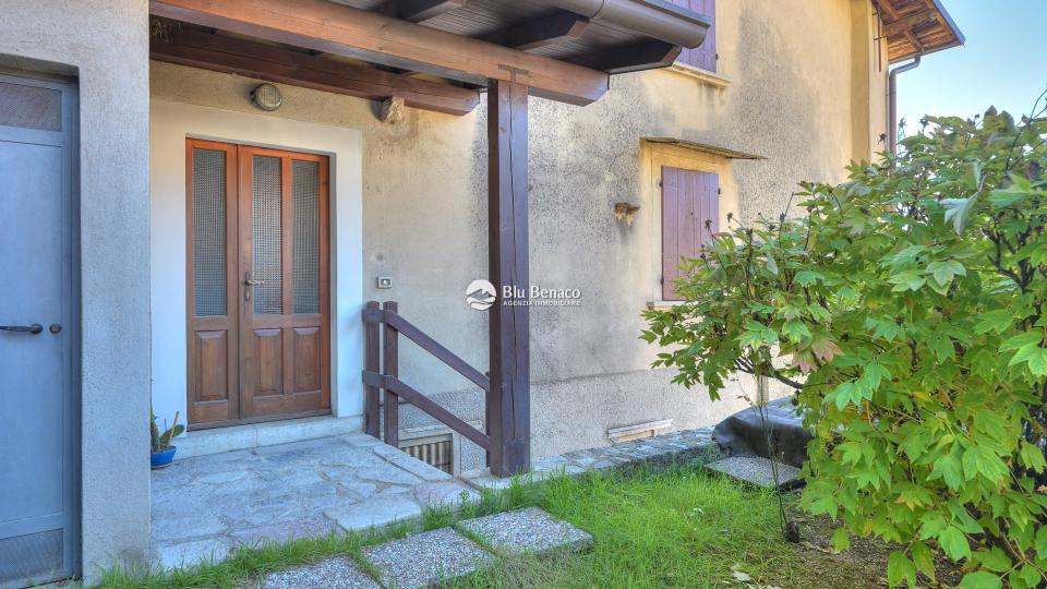 Charming three-level house for sale in Navazzo