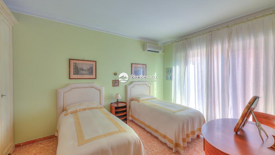 Elegant three-room apartment for sale in Maderno