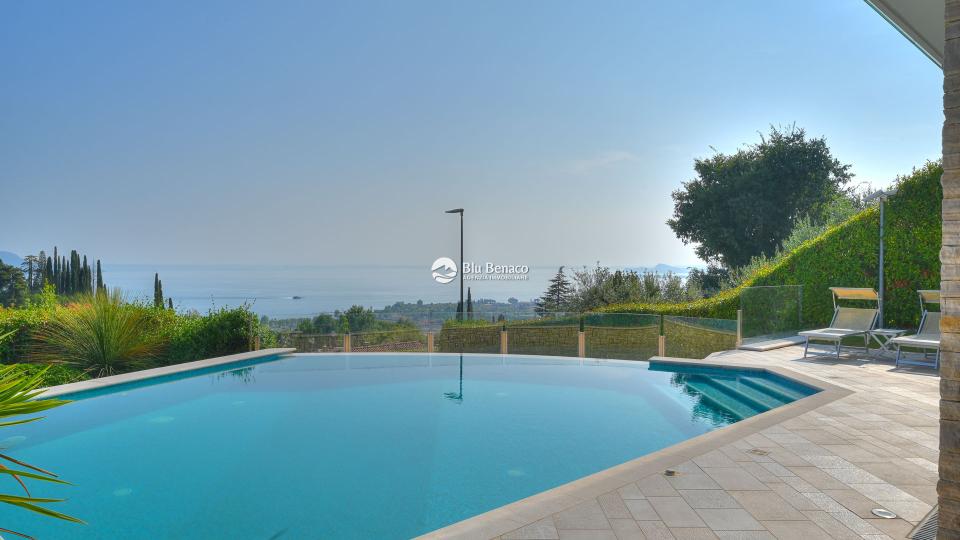 Villa with wonderful lake view in Gaino