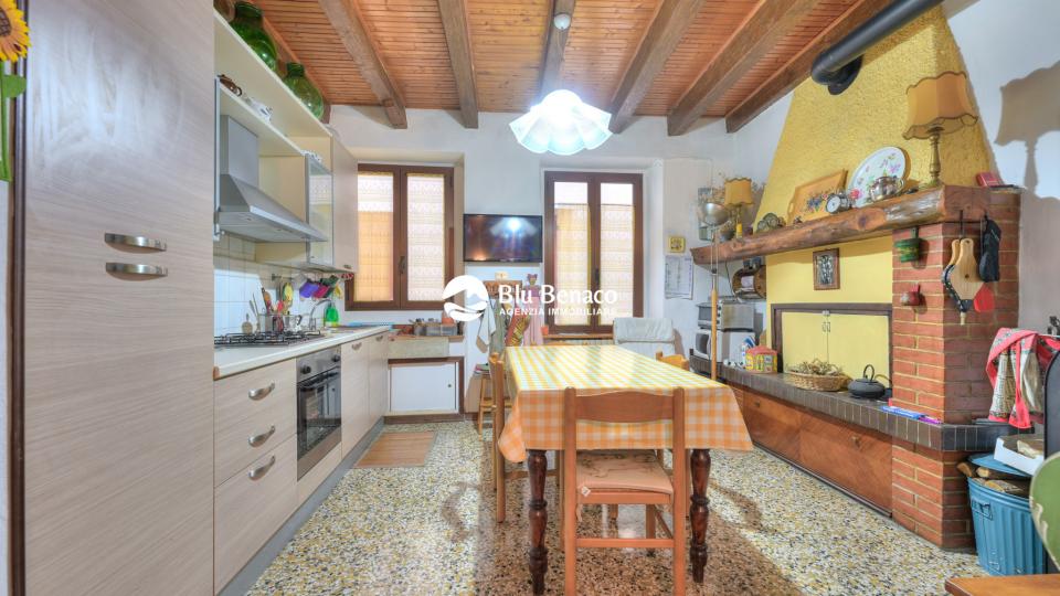 Detached house from ground to roof in Toscolano Maderno