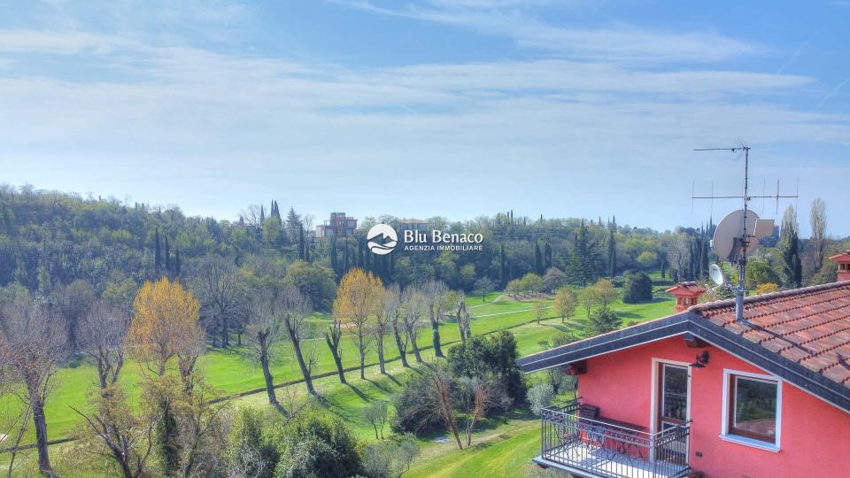 Mansarda con vista lago in residence al Golf