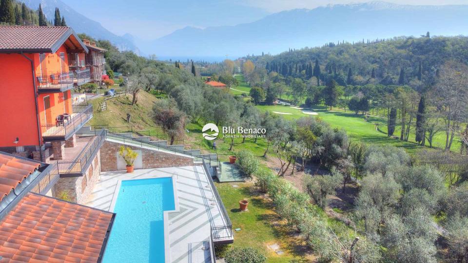 Mansarda con vista lago in residence al Golf