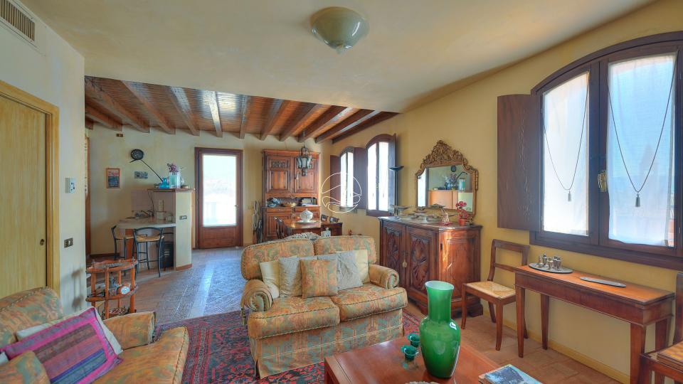 Dreizimmerwohnung in historischem Wohnhaus in Maderno zu verkaufen