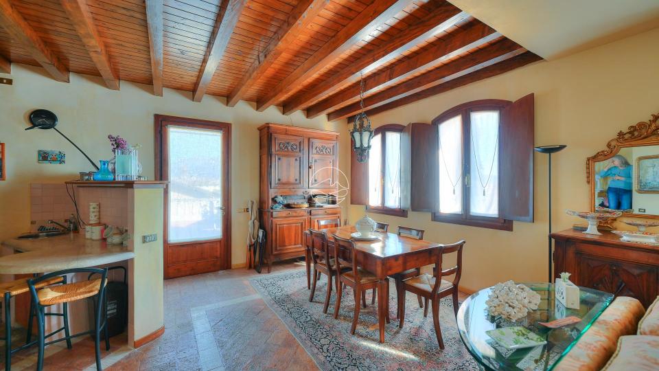 Dreizimmerwohnung in historischem Wohnhaus in Maderno zu verkaufen