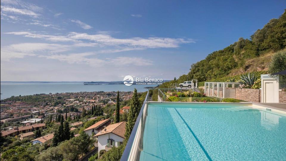 Detached villa with panoramic view