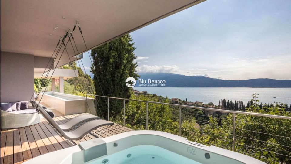 Detached villa with panoramic view