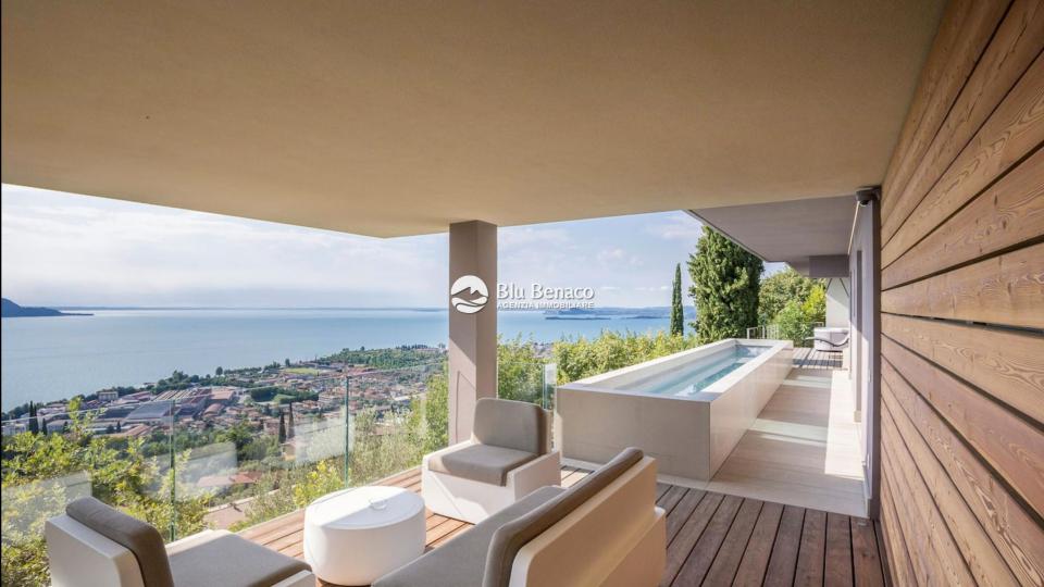 Detached villa with panoramic view