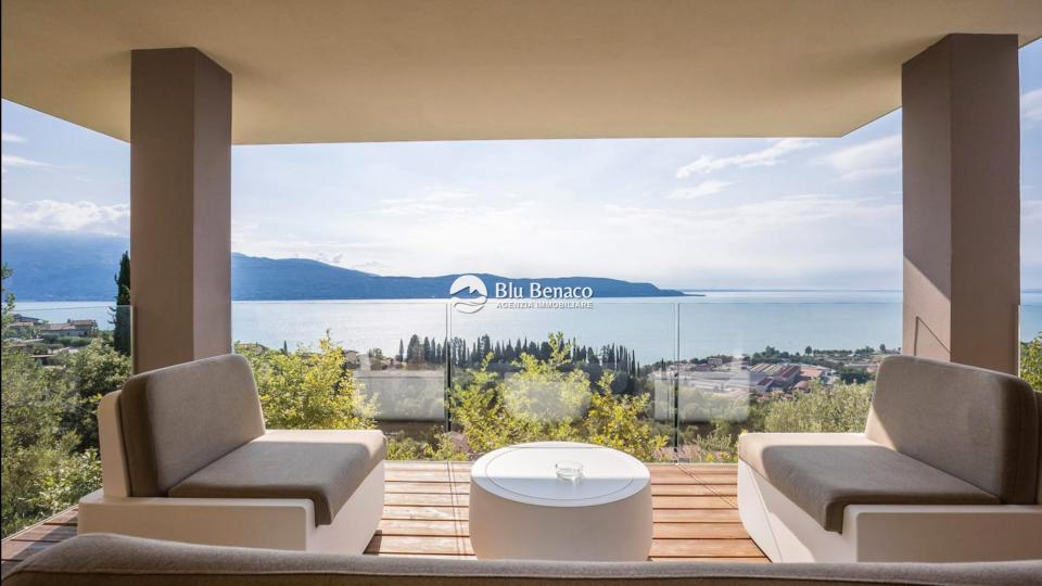 Detached villa with panoramic view