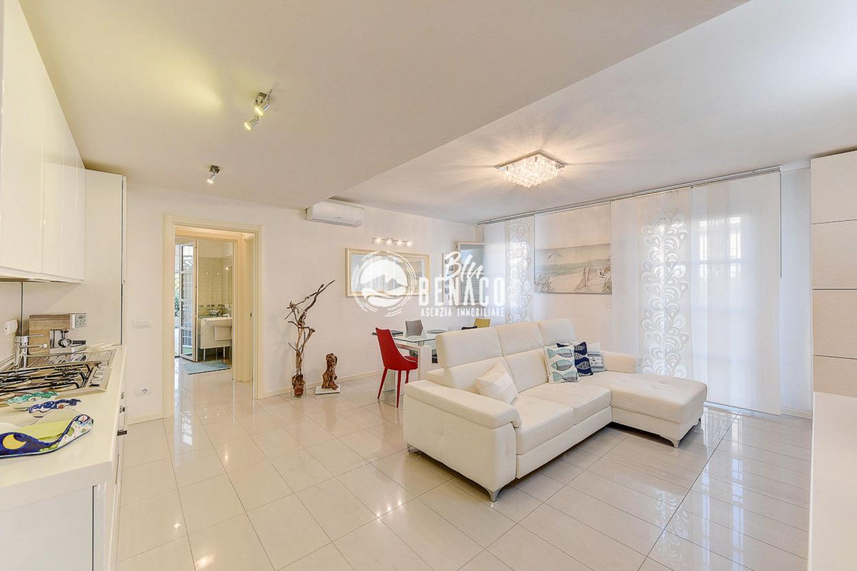Apartment in a renowned residence near the lake