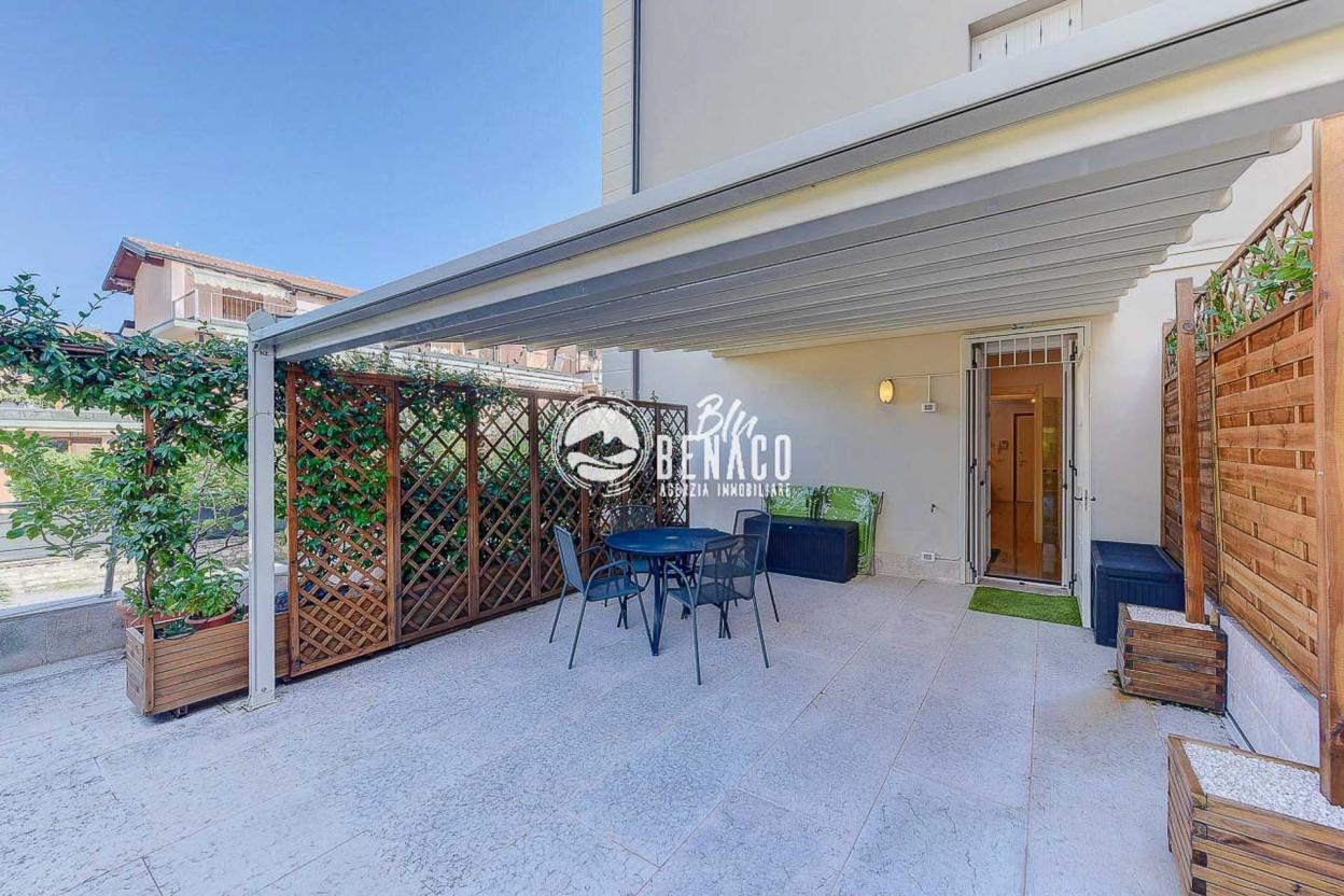 Apartment in a renowned residence near the lake
