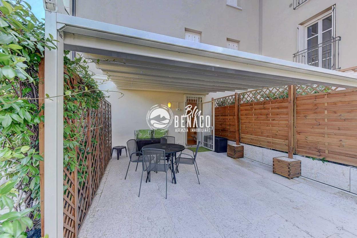 Apartment in a renowned residence near the lake