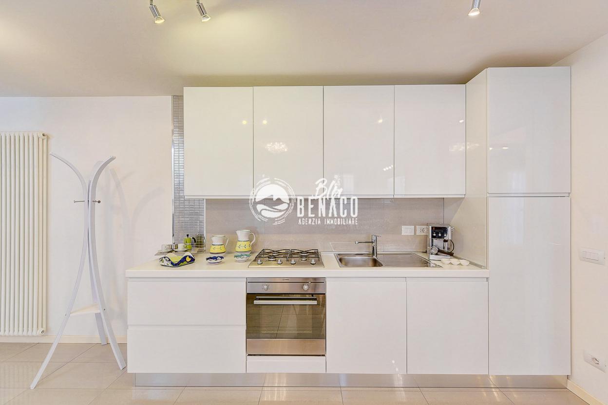Apartment in a renowned residence near the lake