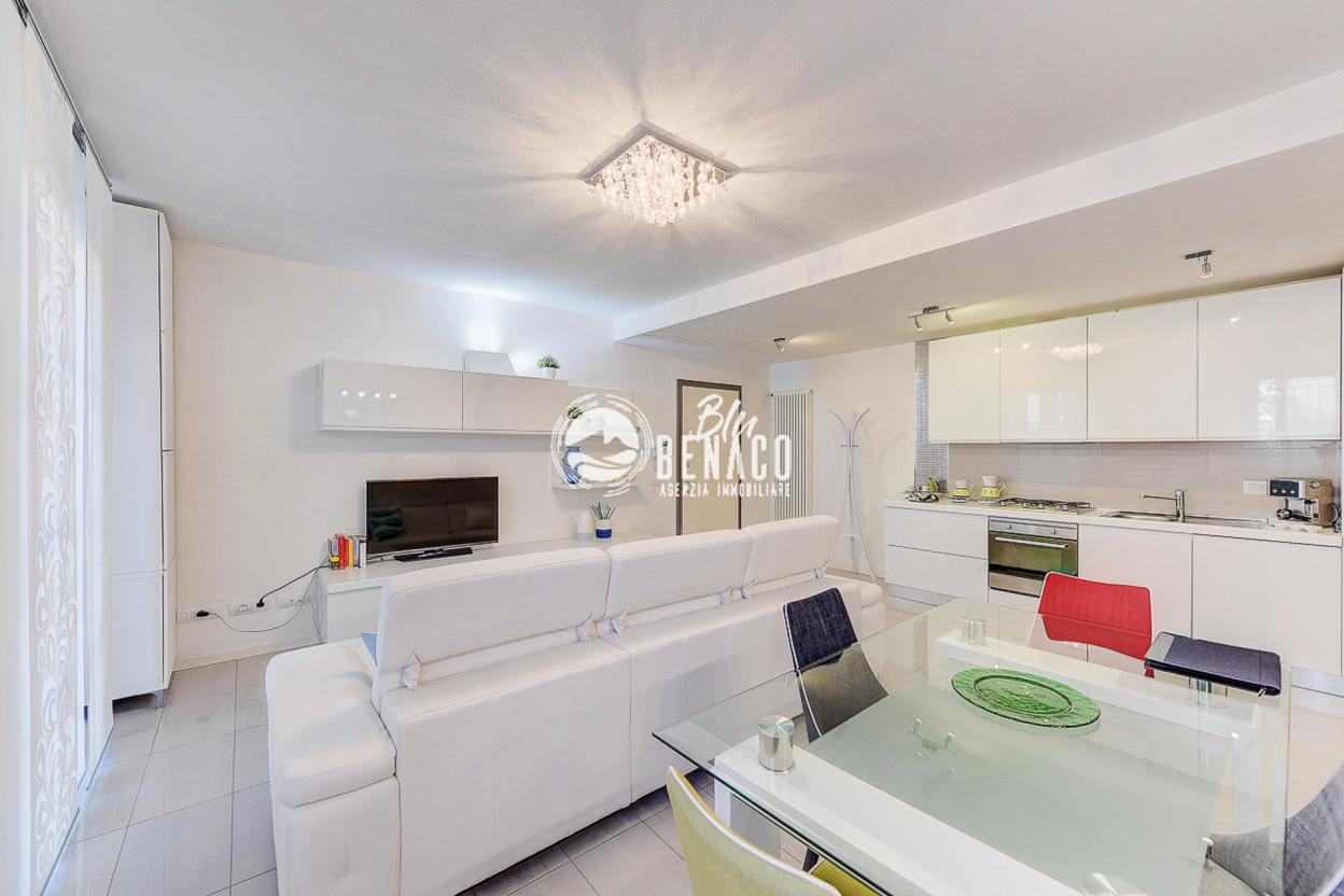 Apartment in a renowned residence near the lake