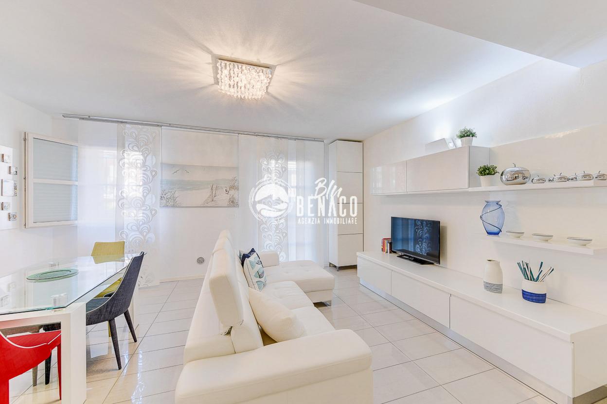 Apartment in a renowned residence near the lake