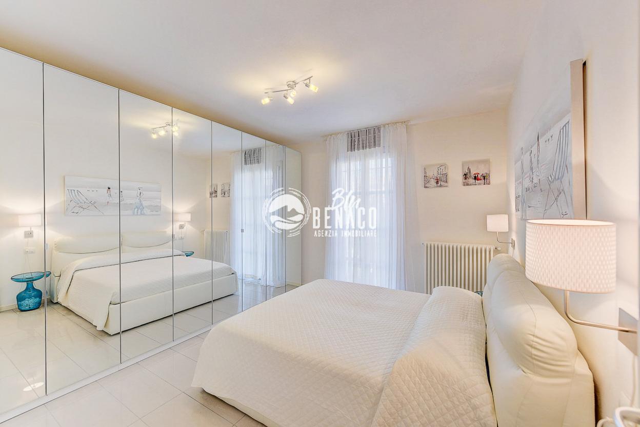 Apartment in a renowned residence near the lake