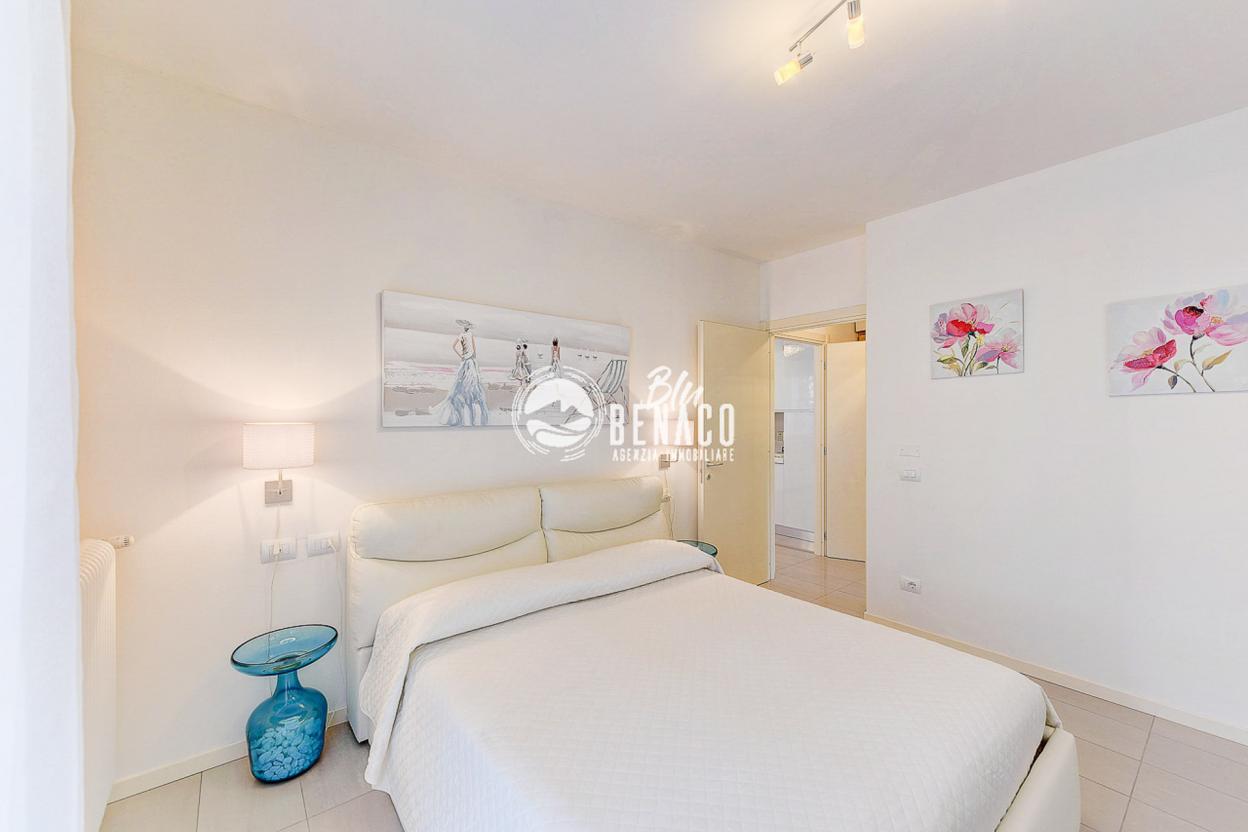 Apartment in a renowned residence near the lake