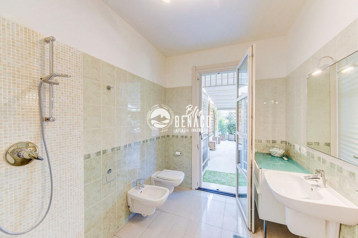 Apartment in a renowned residence near the lake