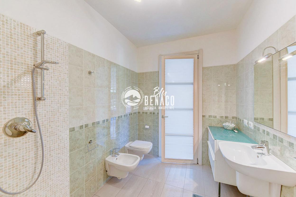 Apartment in a renowned residence near the lake