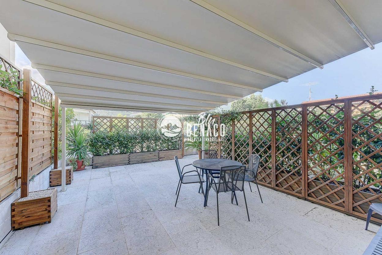 Apartment in a renowned residence near the lake