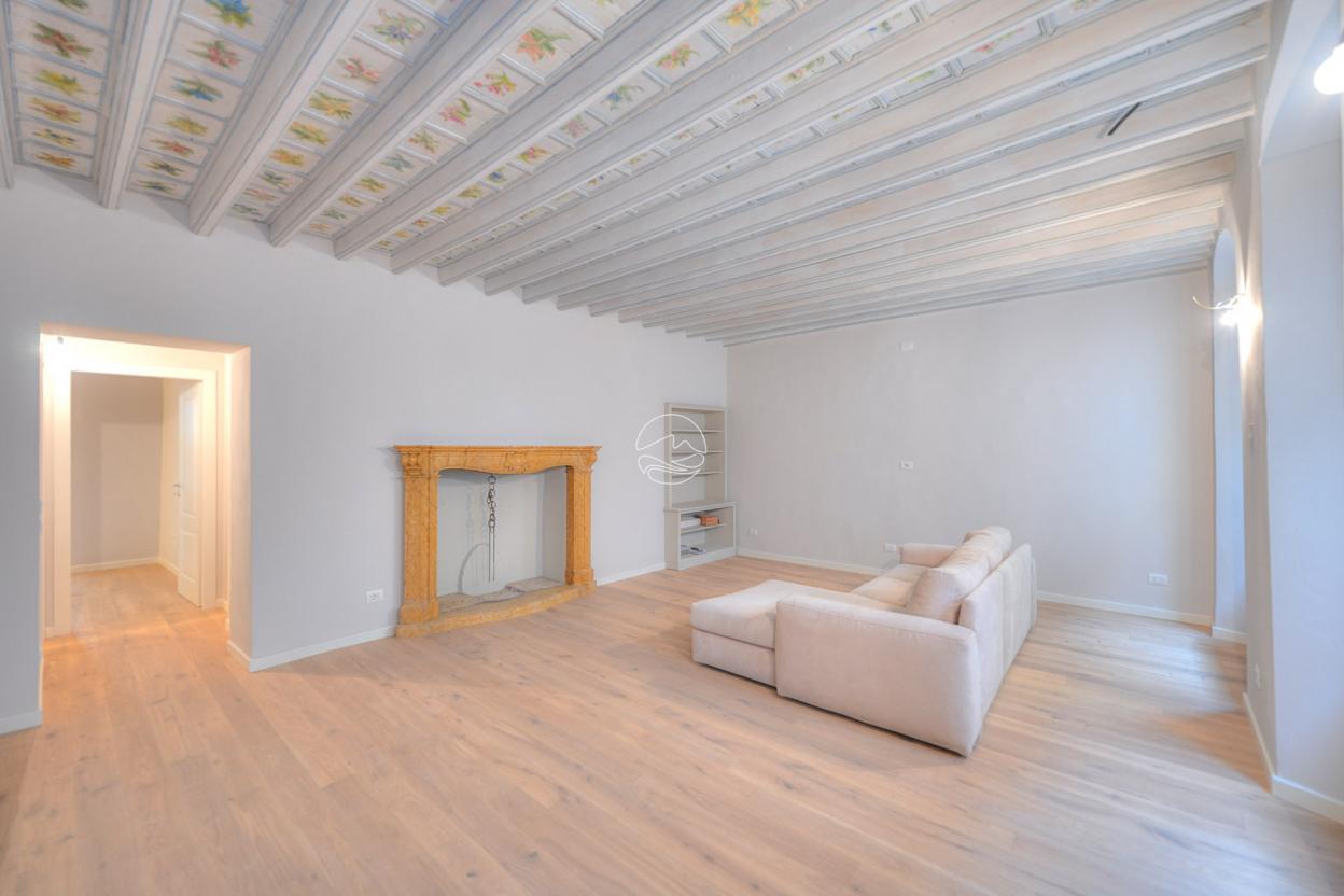 Two-room-apartment in the characteristic historic center of Bogliaco