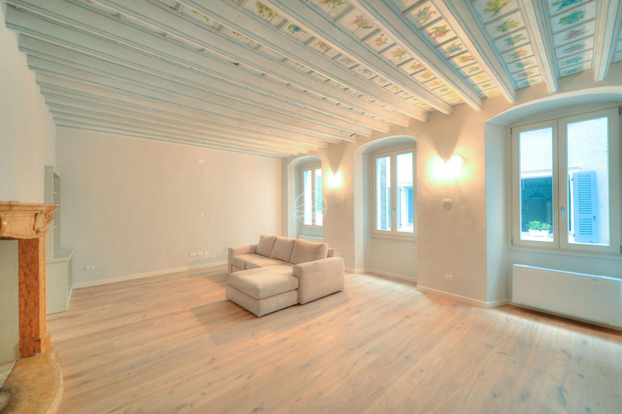 Two-room-apartment in the characteristic historic center of Bogliaco