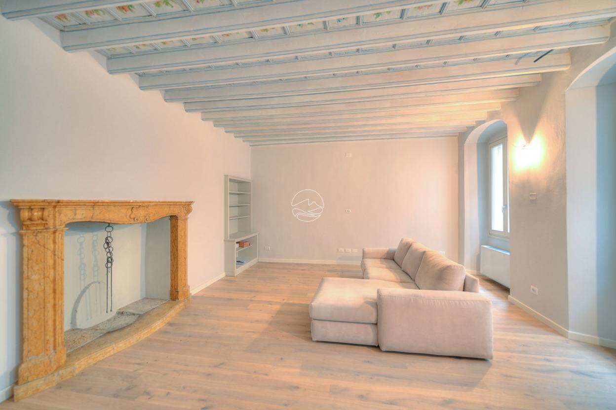 Two-room-apartment in the characteristic historic center of Bogliaco