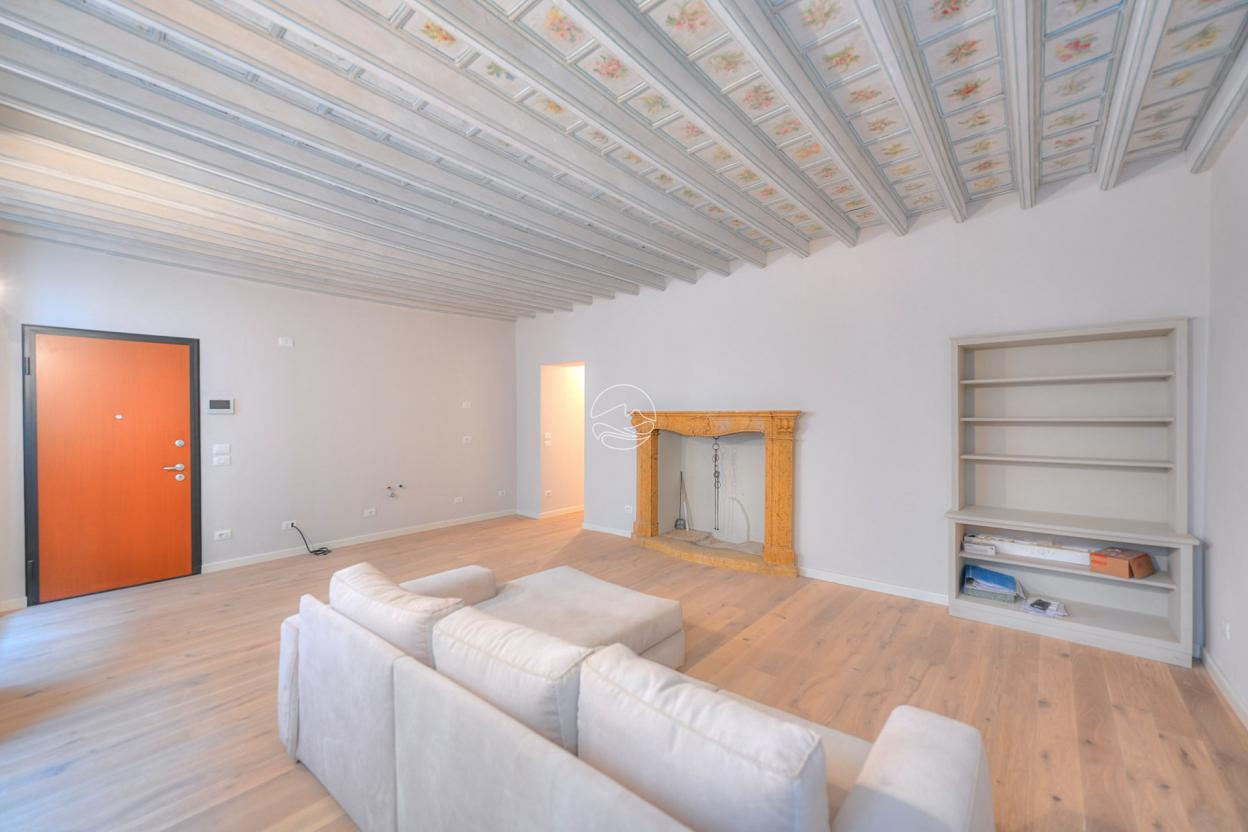Two-room-apartment in the characteristic historic center of Bogliaco