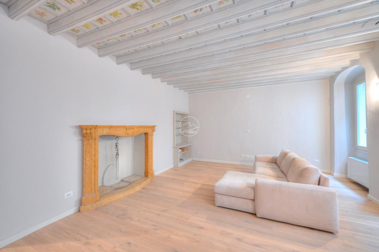 Two-room-apartment in the characteristic historic center of Bogliaco