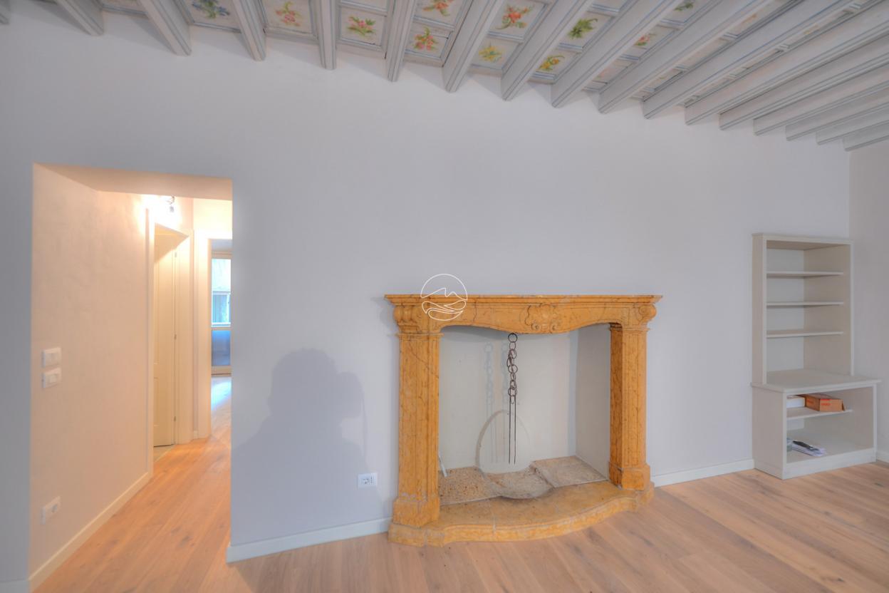 Two-room-apartment in the characteristic historic center of Bogliaco