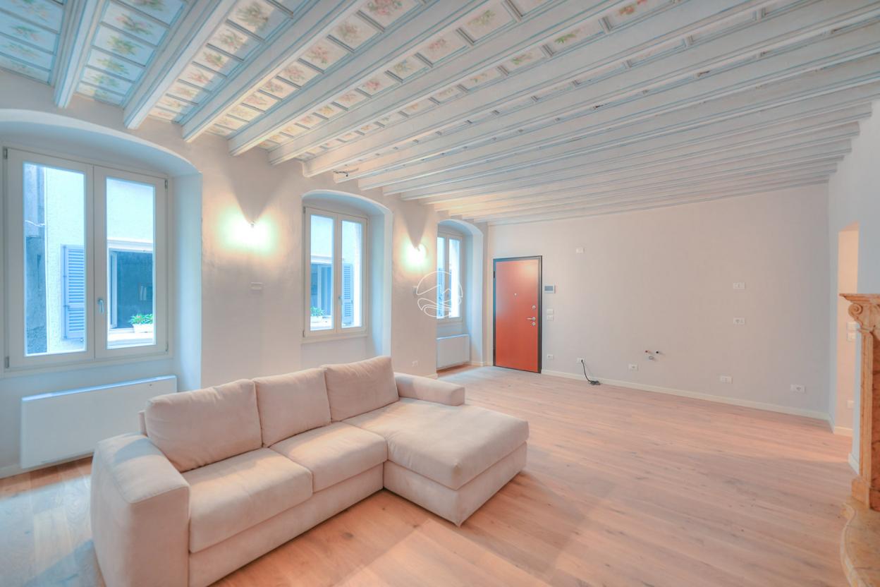 Two-room-apartment in the characteristic historic center of Bogliaco
