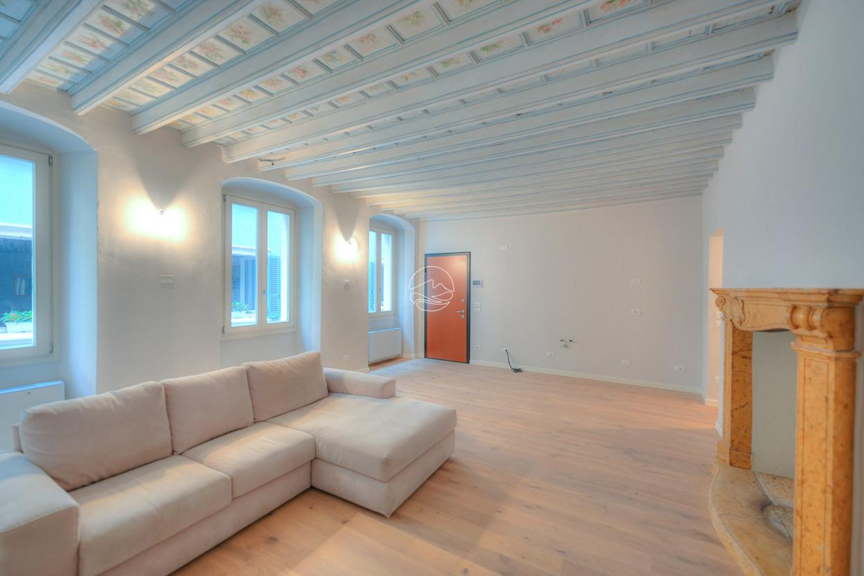 Two-room-apartment in the characteristic historic center of Bogliaco