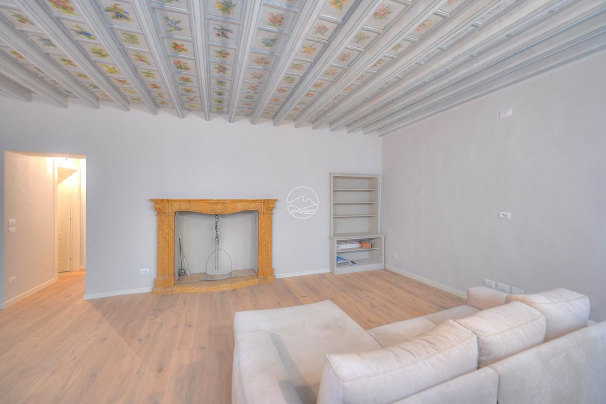 Two-room-apartment in the characteristic historic center of Bogliaco