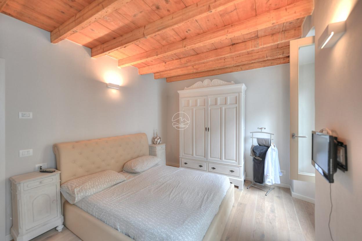 Three-room-apartment in the characteristic historic center of Bogliaco