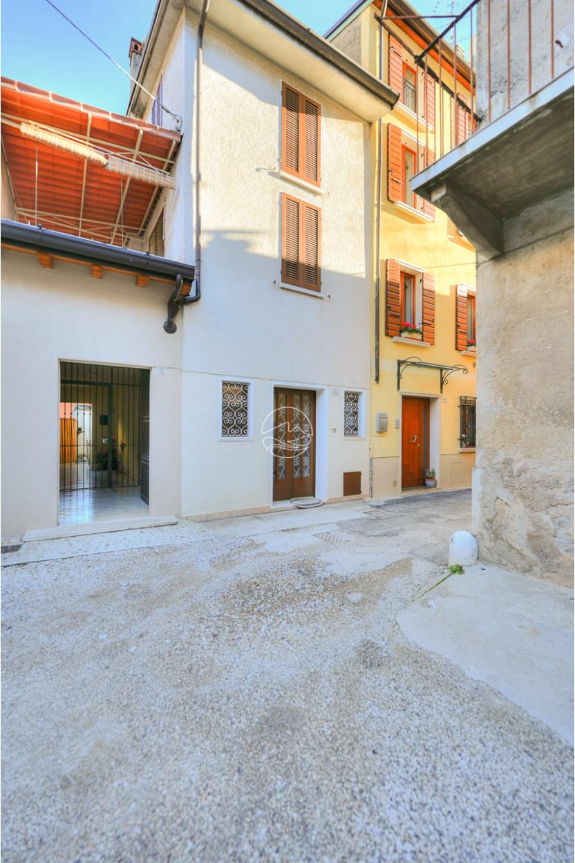 Detached house in the historic center of Toscolano Maderno