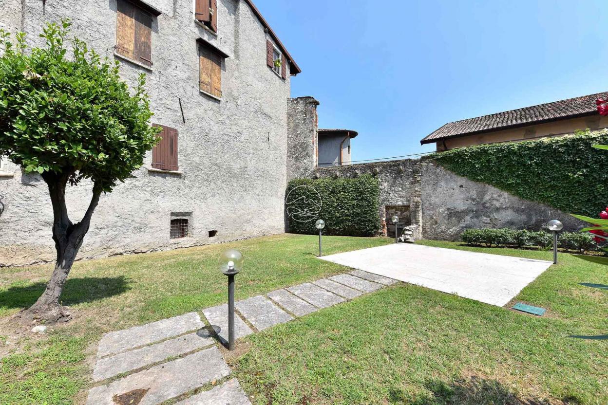 Three-room apartment in a prestigious condominium in Toscolano Maderno
