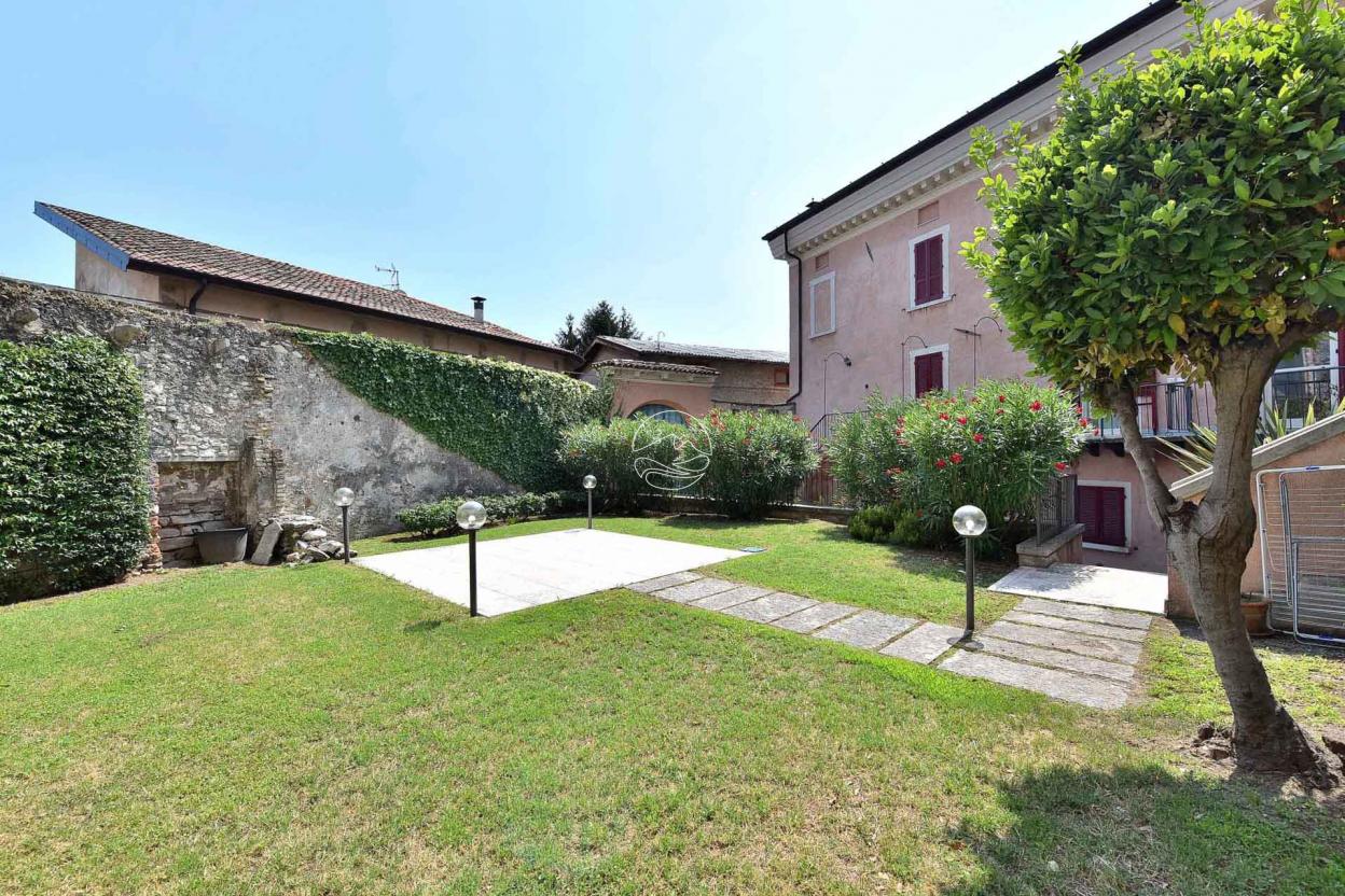 Three-room apartment in a prestigious condominium in Toscolano Maderno